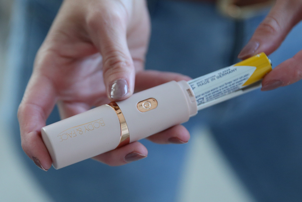 Einlegen der Batterie in den Roxy Body&Face Damenrasierer