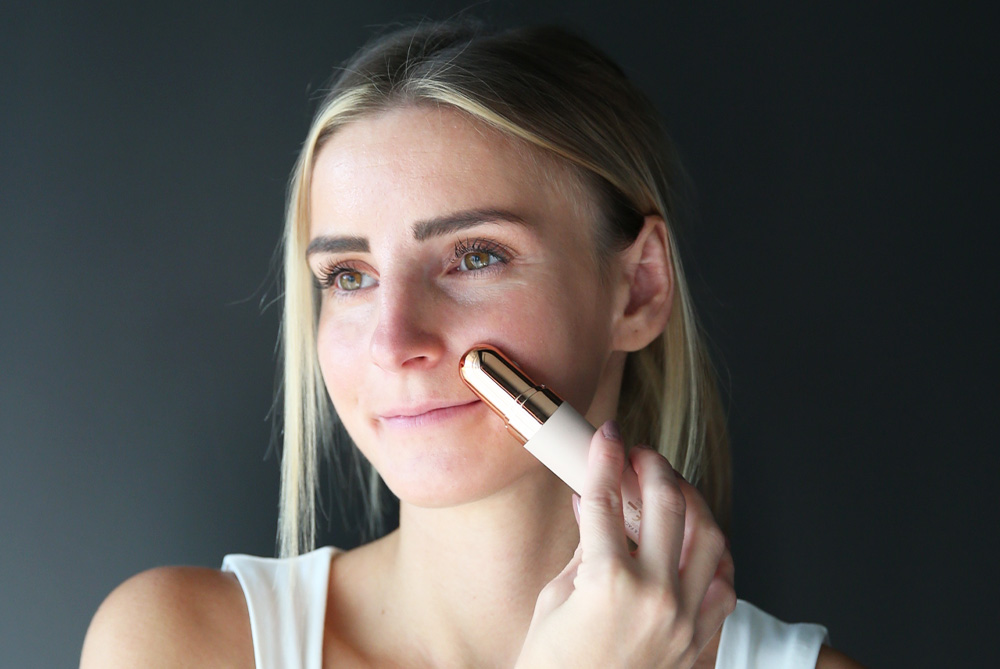 Frau verwendet den Roxy Body & Face Damenrasierer im Gesicht